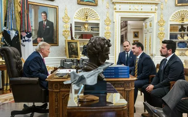 Trump posta foto com Flavio após taxar o Brasil e atacar o Pix