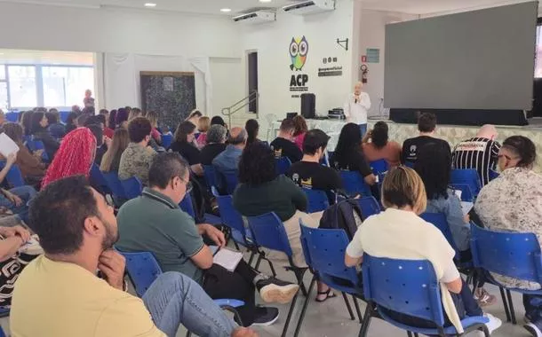 Professores reunidos em atividade de formação política 