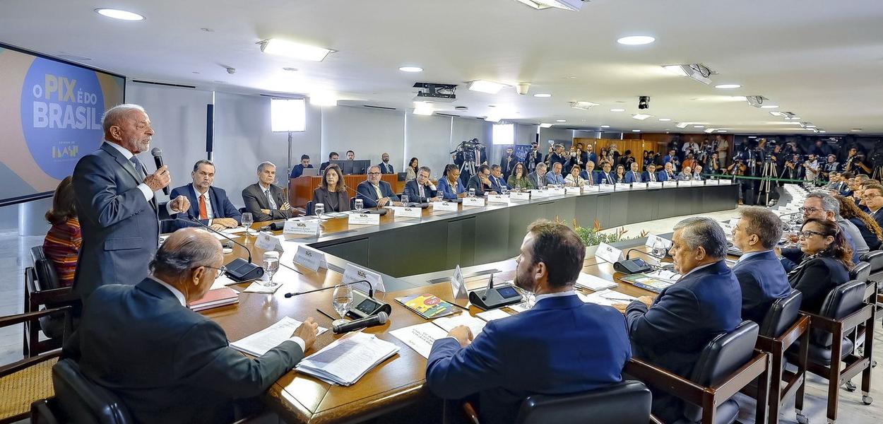 Em reunião ministerial, Lula diz que o País não fará "política de vira-lata diante das grandes potências"