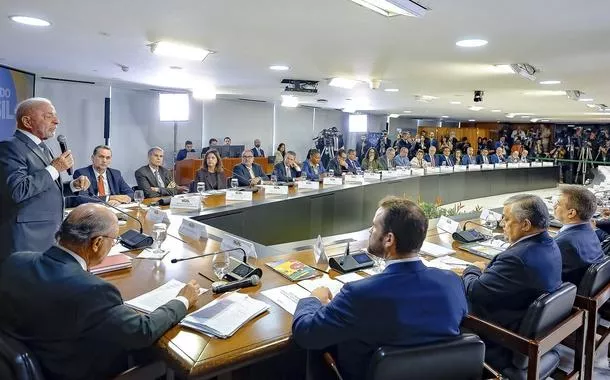 Em reunião ministerial, Lula diz que o País não fará "política de vira-lata diante das grandes potências"
