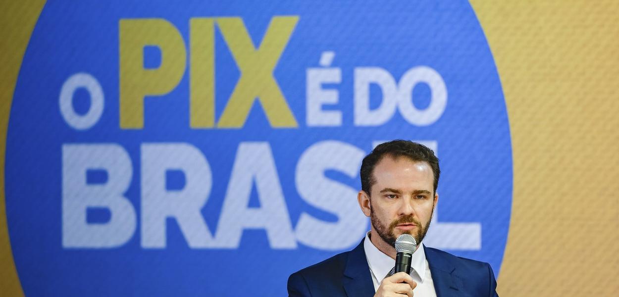 O Brasil de hoje paga menos imposto, afirma Dario Durigan