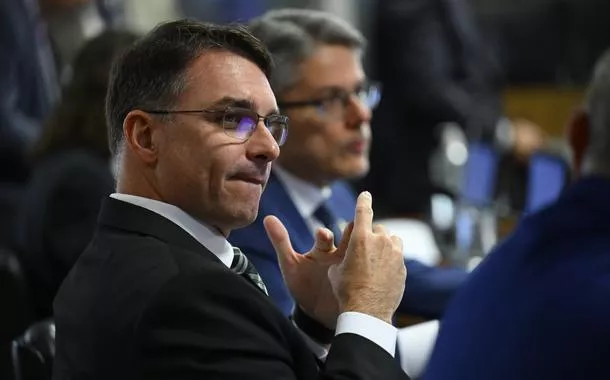 Eles ainda fingem não saber quem é Flávio Bolsonaro