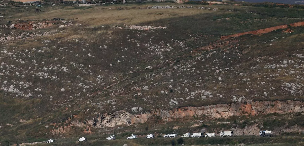Um comboio da ONU no sul do Líbano, perto da fronteira entre Israel e Líbano, visto do norte de Israel, em 2 de junho de 2026
