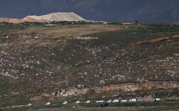Um comboio da ONU no sul do Líbano, perto da fronteira entre Israel e Líbano, visto do norte de Israel, em 2 de junho de 2026