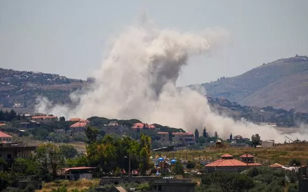 Fumaça sobe do sul do Líbano, após ataques israelenses, vista de Nabatieh, Líbano, 4 de junho de 2026. 