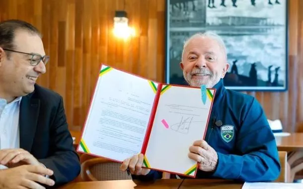 Presidente Lula e o ministro dos Transportes, George Santoro, após a sanção da nova lei que, entre outros pontos, garante renovação automática da CNH a bons condutores