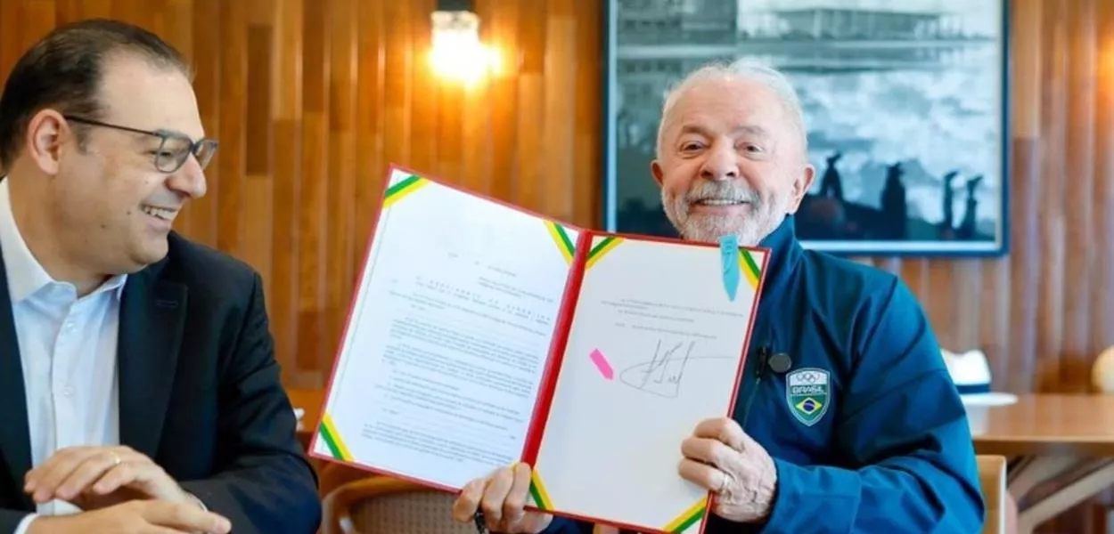 Presidente Lula e o ministro dos Transportes, George Santoro, após a sanção da nova lei que, entre outros pontos, garante renovação automática da CNH a bons condutores