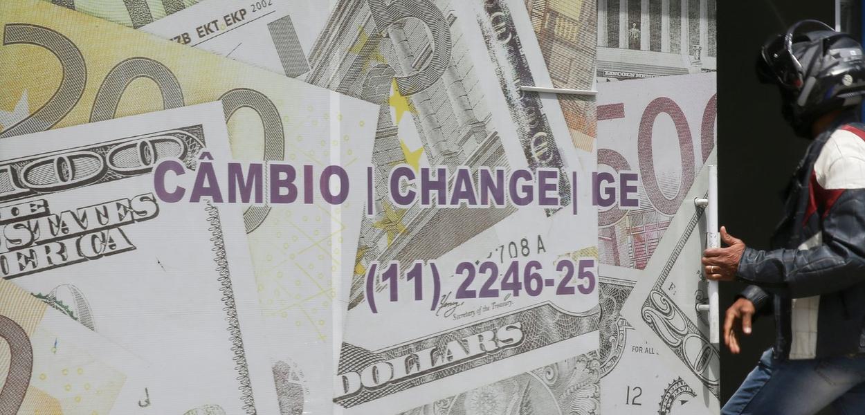 Dólar sobe e fecha acima de R$ 5,15 com pressão dos juros nos EUA