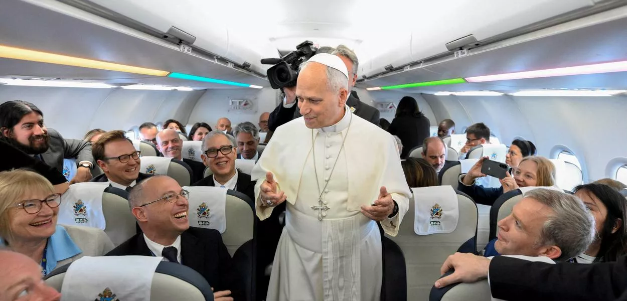 Papa Leão XIV fala aos jornalistas a bordo do voo papal de Roma para Madri, em 6 de junho de 2026, por ocasião de sua viagem apostólica à Espanha em 6 de junho de 2026.  