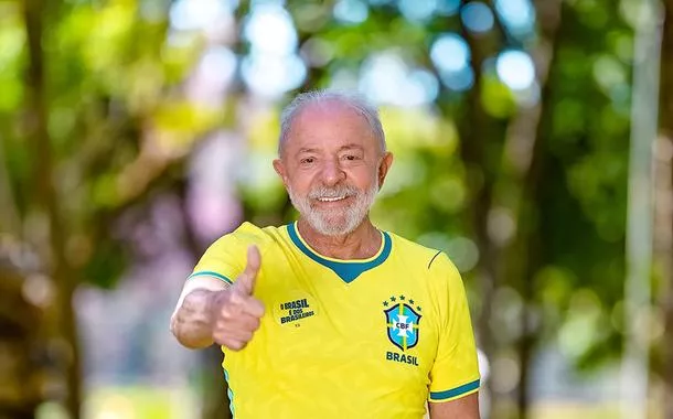 Lula retoma a camisa amarela e diz que "o Brasil é dos brasileiros"