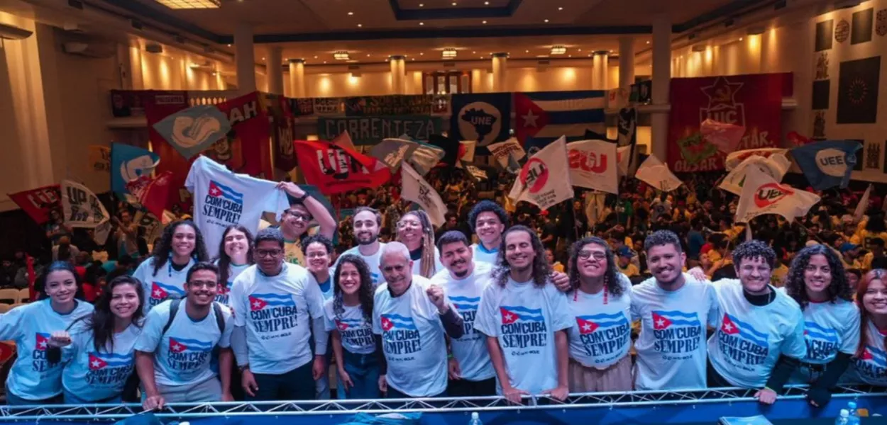 O embaixador Victor Cairo e o cônsul geral em São Paulo, Benigno Perez, com as lideranças estudantis brasileiras no Coneg da UNE