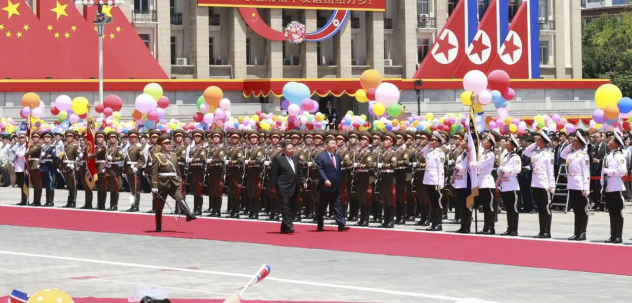 Kim Jong Un e Xi Jinping passam as tropas em revista
