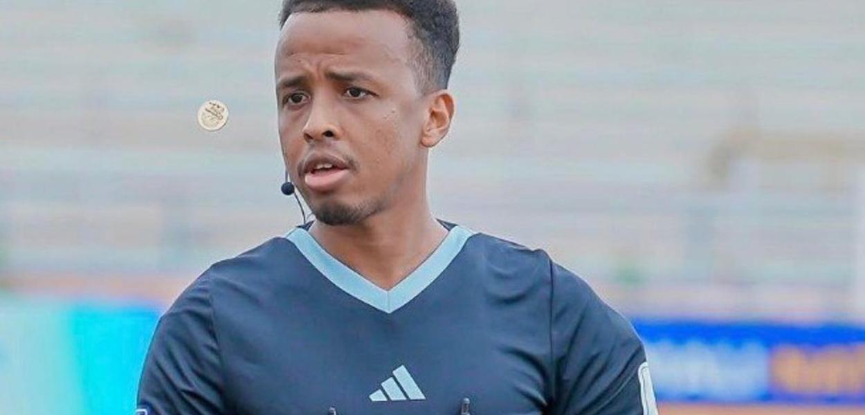 Árbitro barrado nos EUA volta à Somália como herói