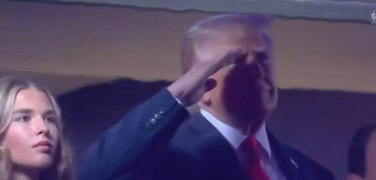 O presidente dos Estados Unidos foi vaiado por parte do público antes do início da partida, quando sua imagem apareceu no telão