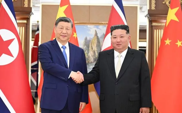 Xi Jinping conversa com Kim Jong Un em Pyongyang