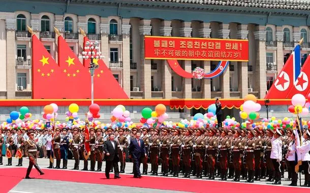Kim Jong Un realiza grandiosa cerimônia de boas-vindas a Xi Jinping