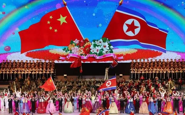 Xi Jinping e Peng Liyuan assistem a uma apresentação cultural especial em Pyongyang