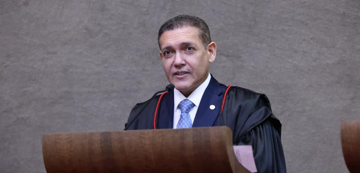 Especialistas criticam suspensão de pesquisa pelo TSE; caso pode parar no STF