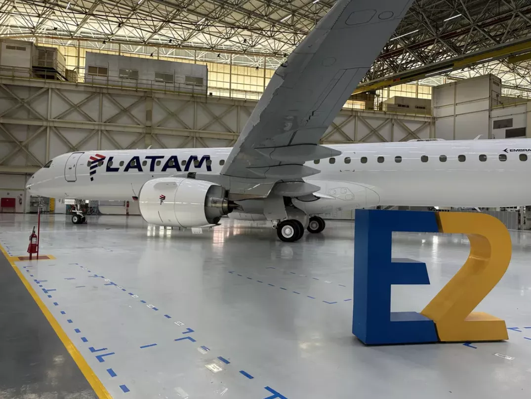 Latam exibe primeiro Embraer E195-E2 e prepara estreia no Brasil