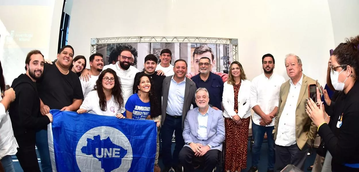 Prefeito Rodrigo Neves junto com outras lideranças