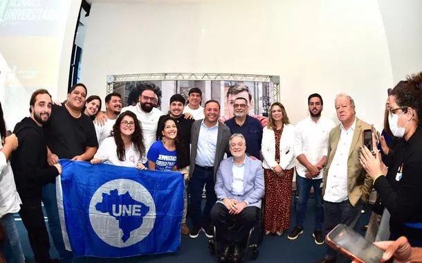 Prefeito Rodrigo Neves junto com outras lideranças