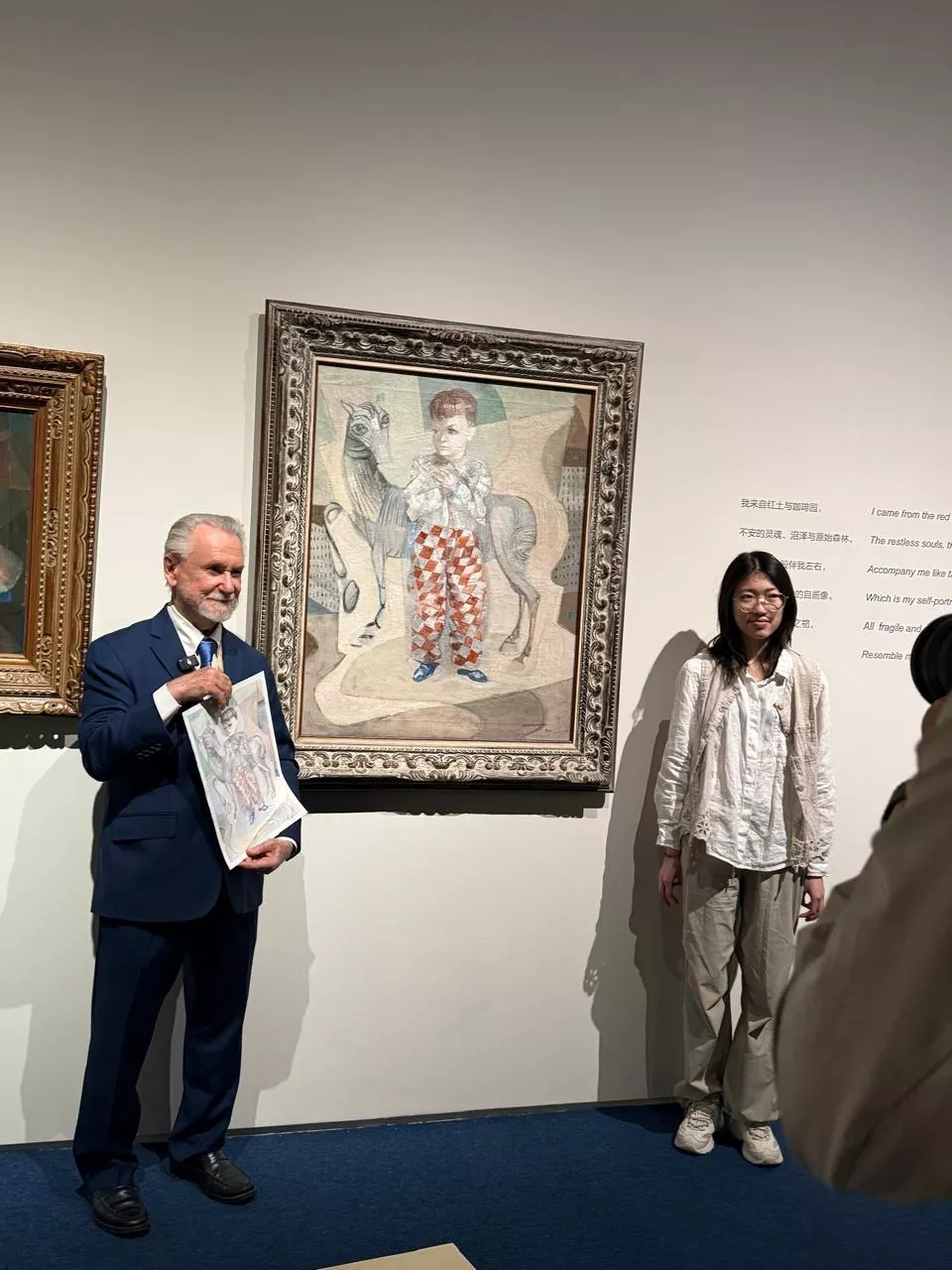 João Candidato Portinari ao lado de uma estudante chinesa de Belas Artes na mostra Portinari do Brasil