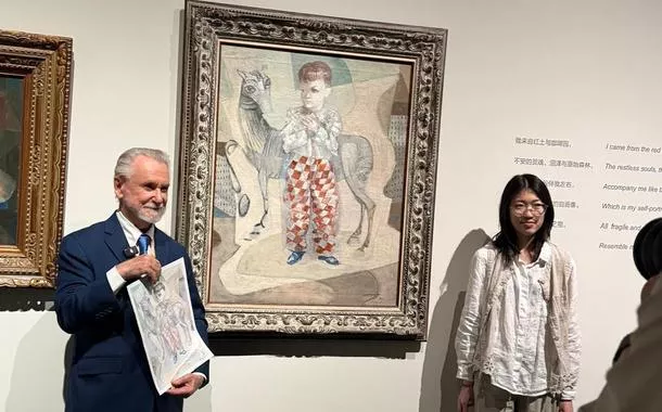 João Candidato Portinari ao lado de uma estudante chinesa de Belas Artes na mostra Portinari do Brasil