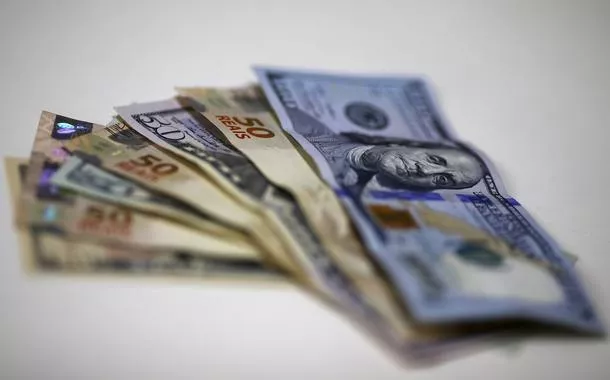 Inflação americana rompe a barreira dos 4% e amarra as mãos do Fed; Brasil sente o efeito colateral