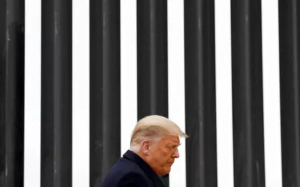 Trump em frente ao muro na fronteira com o México