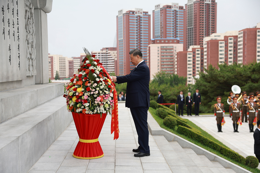Xi Jinping e Kim comprometem-se a levar adiante a grande amizade tradicional China-RPDC através de gerações