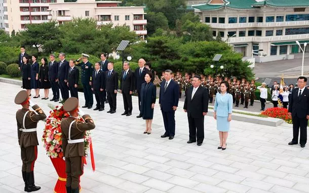 Xi Jinping e Kim comprometem-se a levar adiante a grande amizade tradicional China-RPDC através de gerações