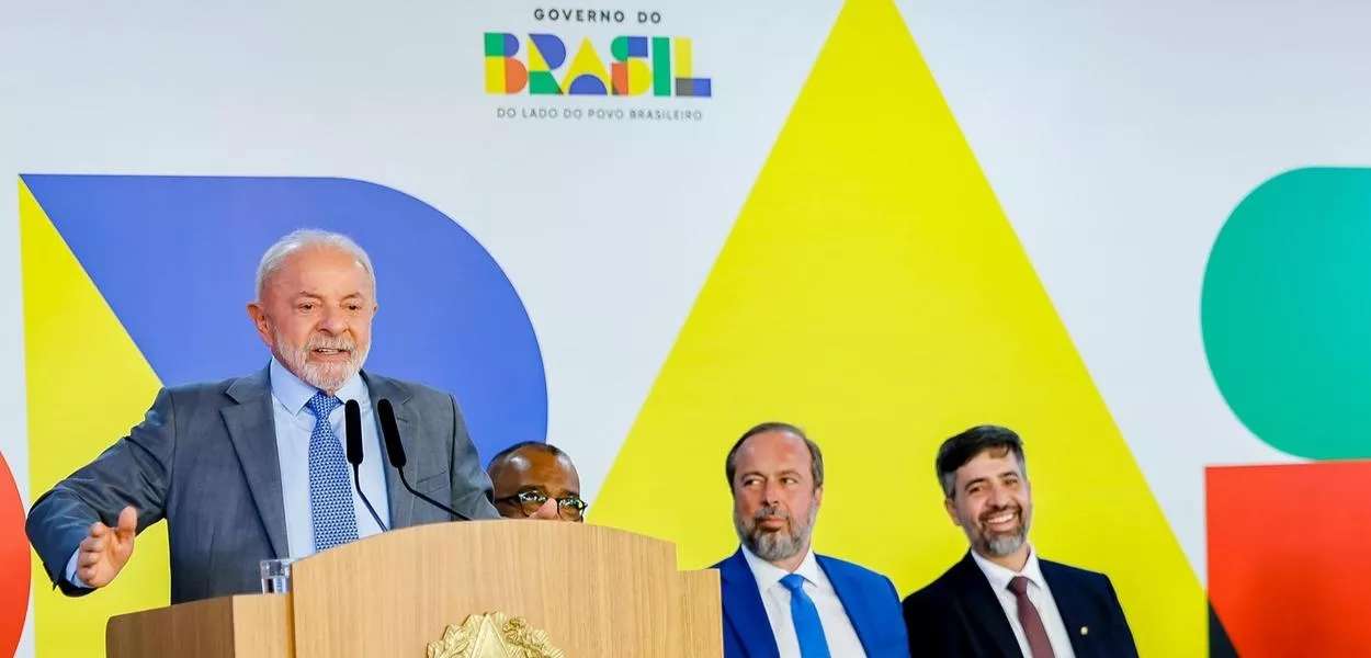 Lula anuncia plano de recuperação de celulares roubados e estuda devolução pelos Correios