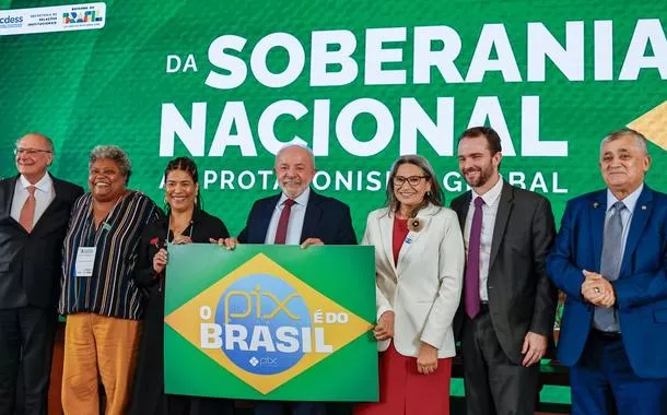 Lula e ministros exibem placa em defesa do Pix durante reunião do Conselhão