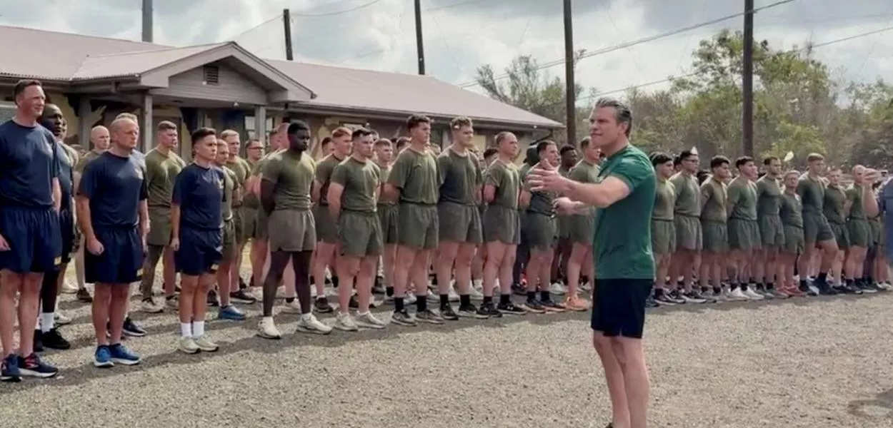 O secretário de Defesa dos Estados Unidos, Pete Hegseth, discursa para militares na base naval dos EUA na Baía de Guantánamo, em Cuba, em imagem extraída de vídeo gravado em 10 de junho de 2026