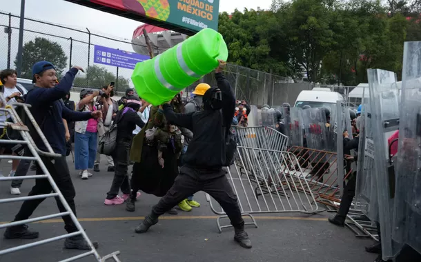 Protesto na abertura da Copa do Mundo termina em confronto no México