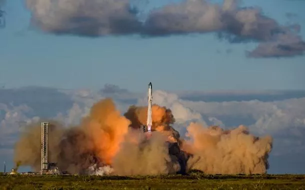 Um propulsor Super Heavy da SpaceX, transportando a espaçonave Starship, decola em seu 11º voo de teste na plataforma de lançamento da empresa em Starbase, no estado do Texas, Estados Unidos, em 13 de outubro de 2025