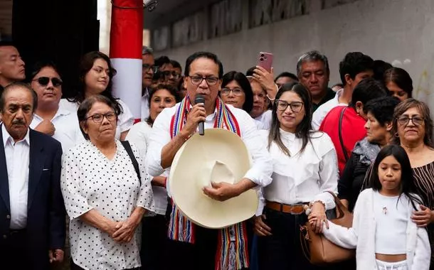 Roberto Sánchez fala a apoiadores ao lado de familiares, em Huaral, no Peru, em 7 de junho de 2026