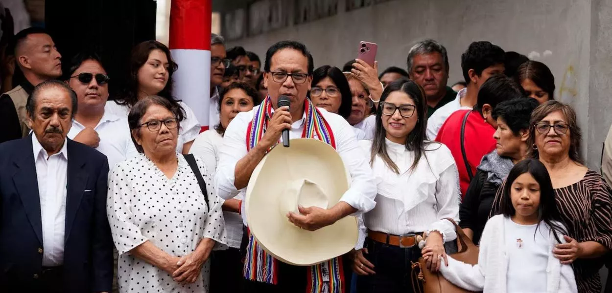 Roberto Sánchez fala a apoiadores ao lado de familiares, em Huaral, no Peru, em 7 de junho de 2026
