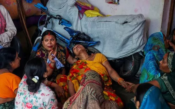 Kamlawati Devi lamenta a morte do filho, o marinheiro indiano Shivanand Chaurasia, morto em um ataque dos Estados Unidos contra um petroleiro