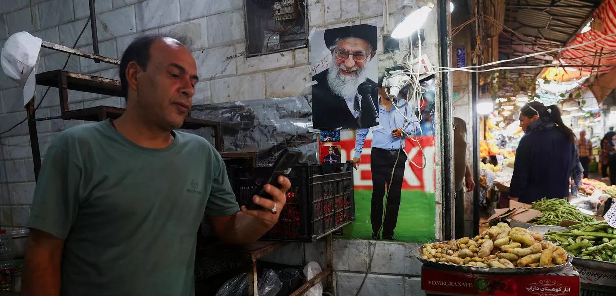 Foto do falecido líder supremo iraniano Ayatollah Ali Khamenei em loja de mercado local em Teerã
11 de junho de 2026
