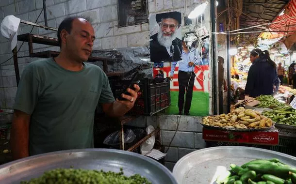 Foto do falecido líder supremo iraniano Ayatollah Ali Khamenei em loja de mercado local em Teerã
11 de junho de 2026
