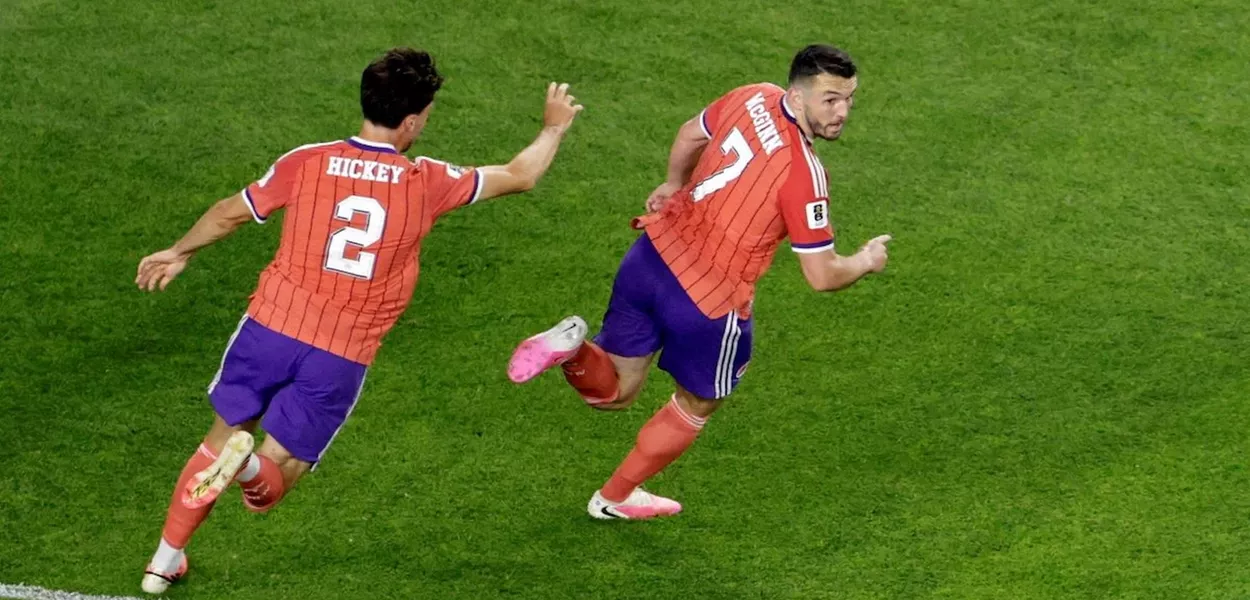 John McGinn, da Escócia, comemora o gol com Aaron Hickeyn13 de junho de 2026