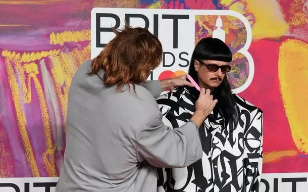 Oliver Tree (à direita) na entrada da premiação BRIT Awards de 2024 