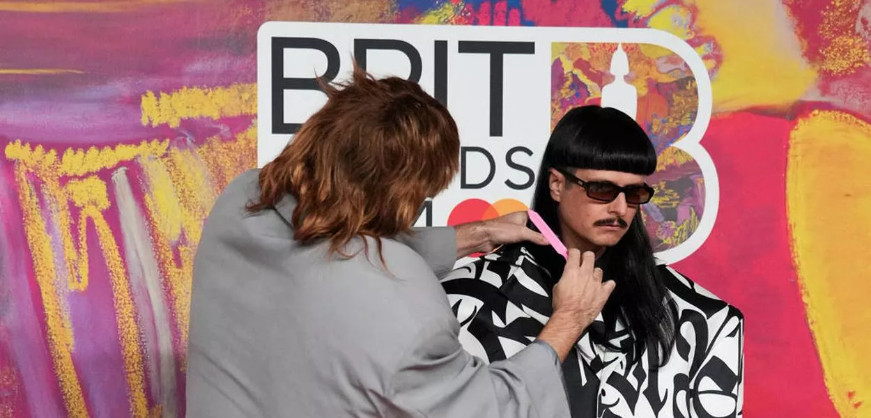 Oliver Tree (à direita) na entrada da premiação BRIT Awards de 2024 