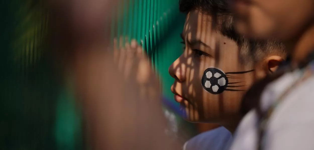 Pequeno torcedor observa do lado de fora do hotel que hospeda seleção iraniana de futebol em Tijuana, México - 14 de junho de 2026