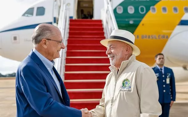Com estrela, Lula chega a Evian no momento da paz
