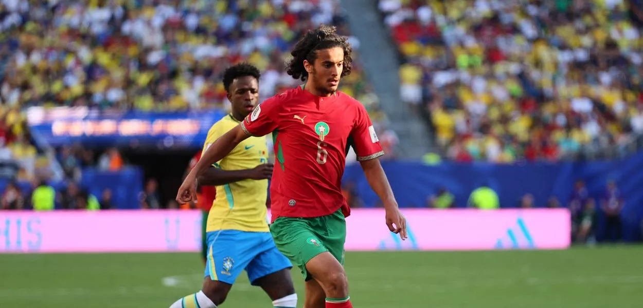  Ayyoub Bouaddi, do Marrocos, em ação com Vinicius Junior, do Brasil no Estádio New York/New Jersey, East Rutherford, New Jersey, EUA - 13 de junho de 2026