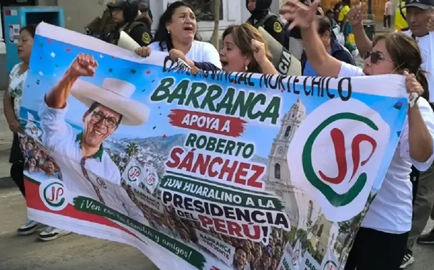 Manifestantes exigem transparência na apuração eleitoral no Peru 