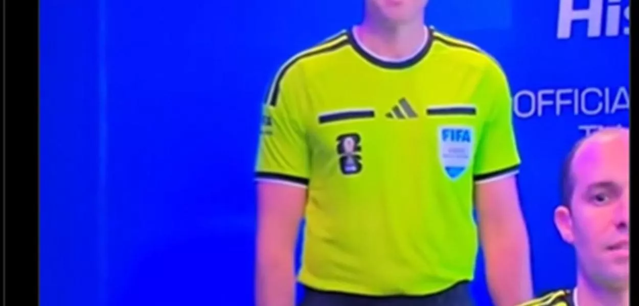 A Fifa acompanha críticas ao árbitro australiano Shaun Evans, supervisor do VAR acusado de fazer um gesto associado a supremacistas brancos