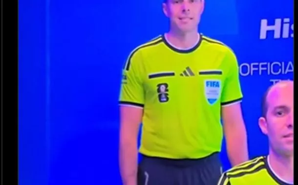 Veja o momento em que árbitro australiano faz suposto gesto supremacista durante jogo da Copa (vídeo)